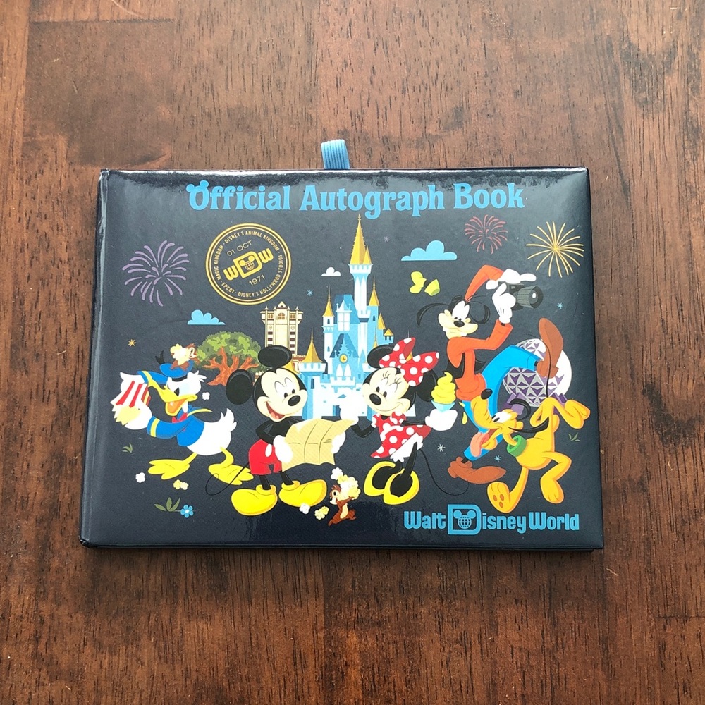🎃 Disney Autograph Book